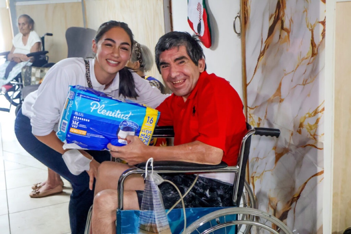Entrega de insumos a un adulto mayor de Laguna Verde
